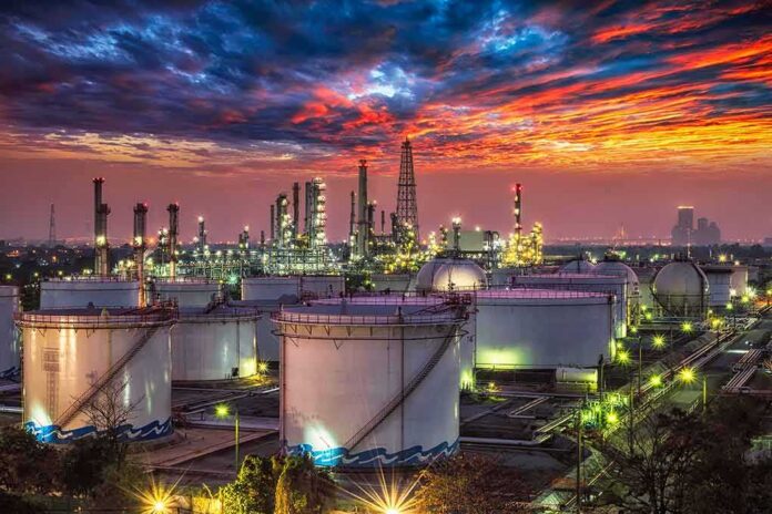 shutterstock_278830388 Oil refinery with storage tanks at sunset